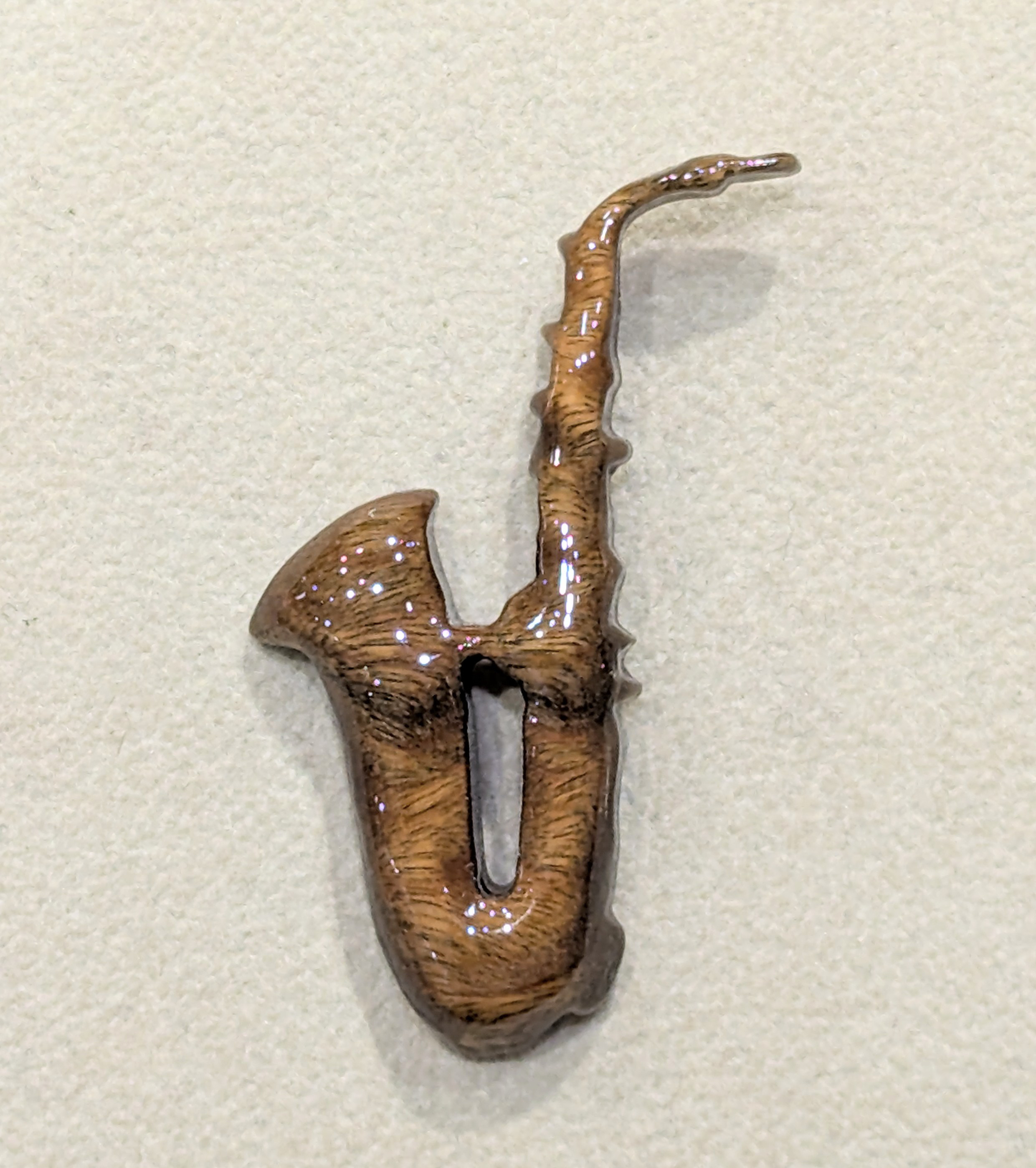 木製　ピンブローチ　（　アルトサックス　）