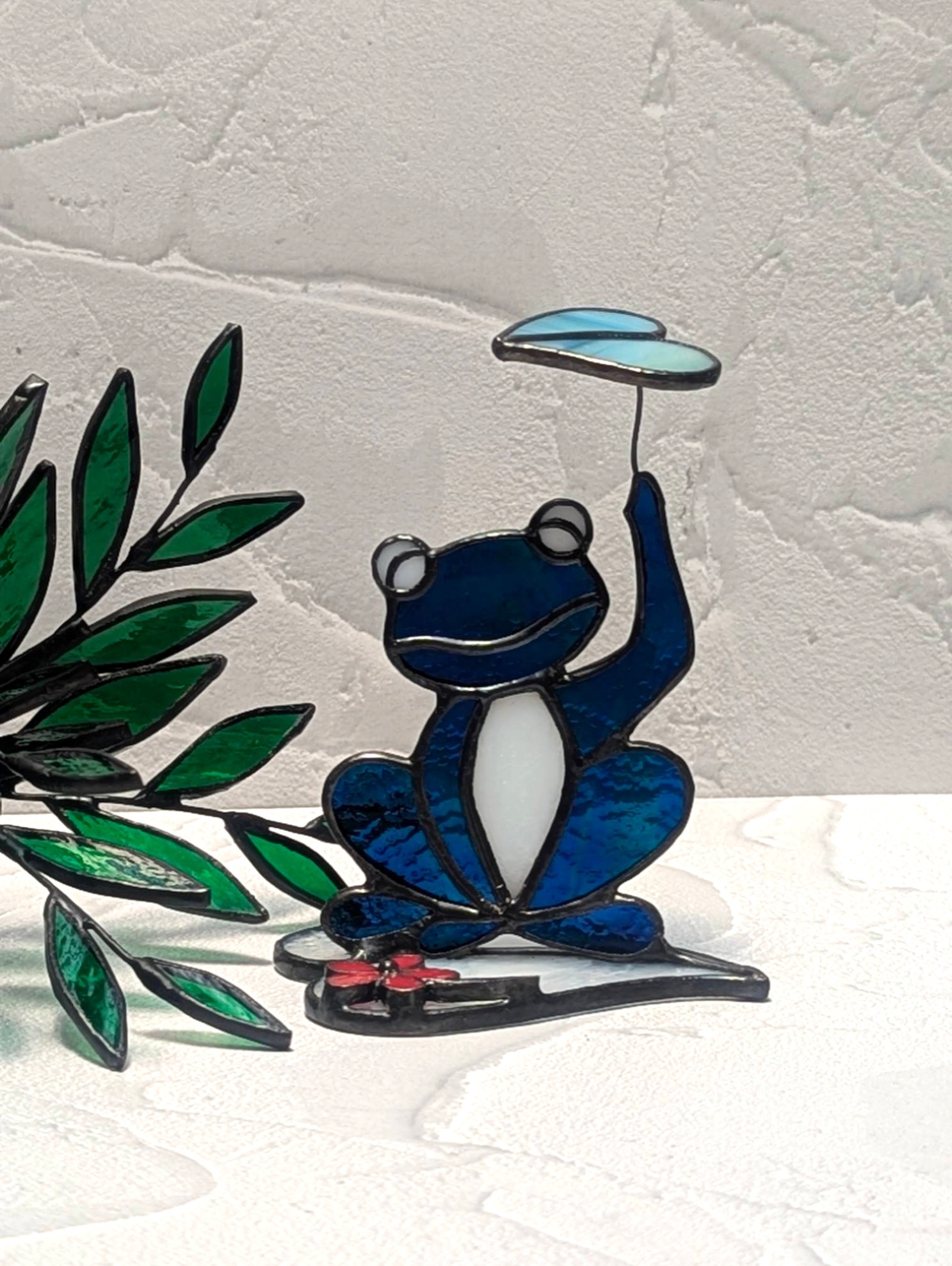 ステンドグラス、葉っぱの傘と雨の日カエル（小）、蛙の置物、ガラスのインテリア小物