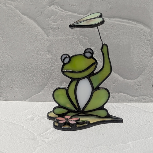 カエルのステンドグラスオブジェ 高さ約15cm カエルのサンキャッチャー」ステンドグラス | iichi 日々の