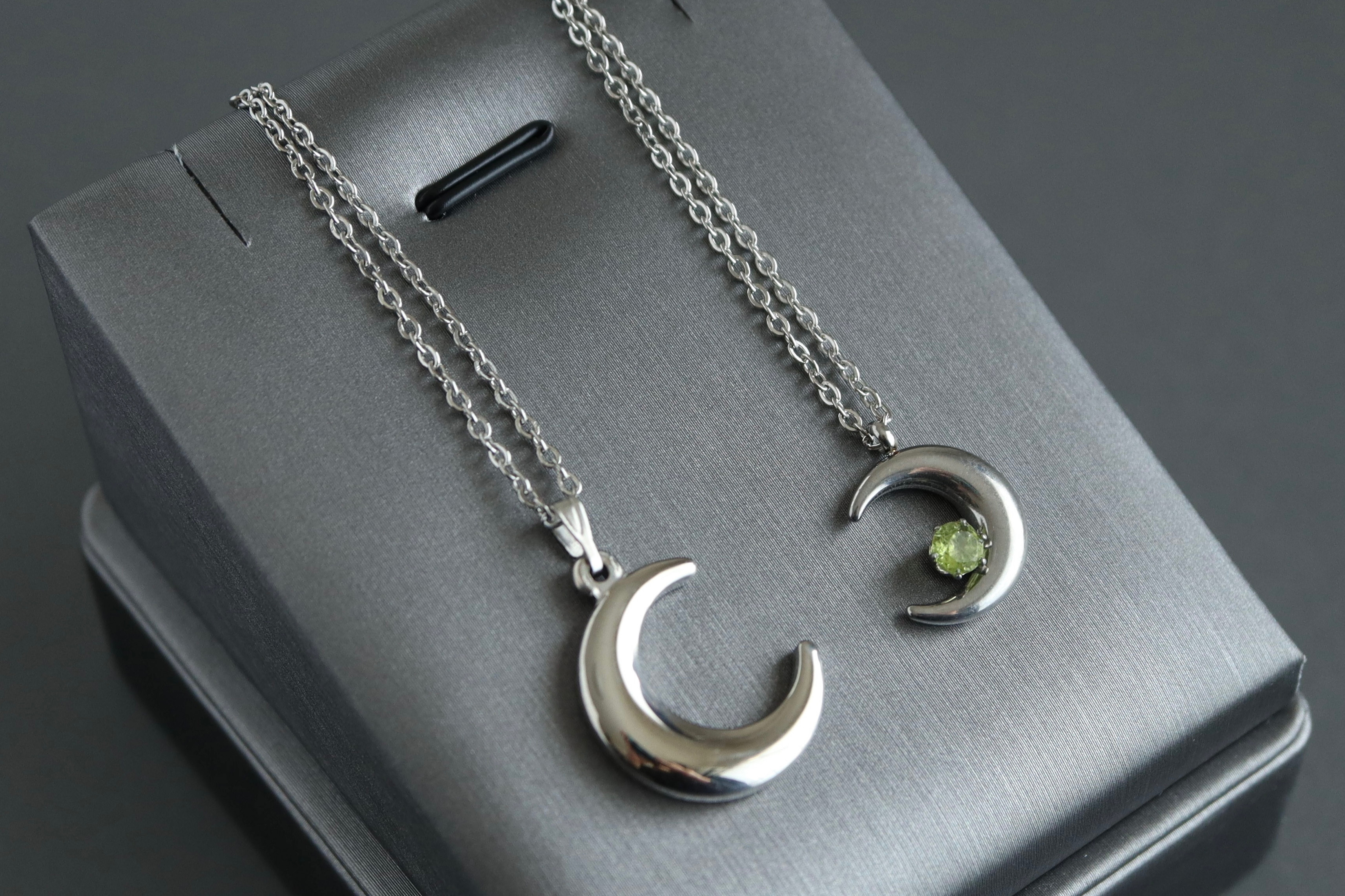 ペリドットのペアペンダント＊天然石＊8月誕生石＊三日月＊サージカルステンレス【crescent moon】