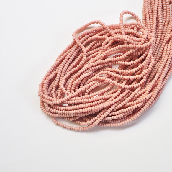 チェコ シードビーズ(11/0) マットダスティローズ #PE05-M.DR / オートクチュール刺繍 糸通し 1枚目の画像