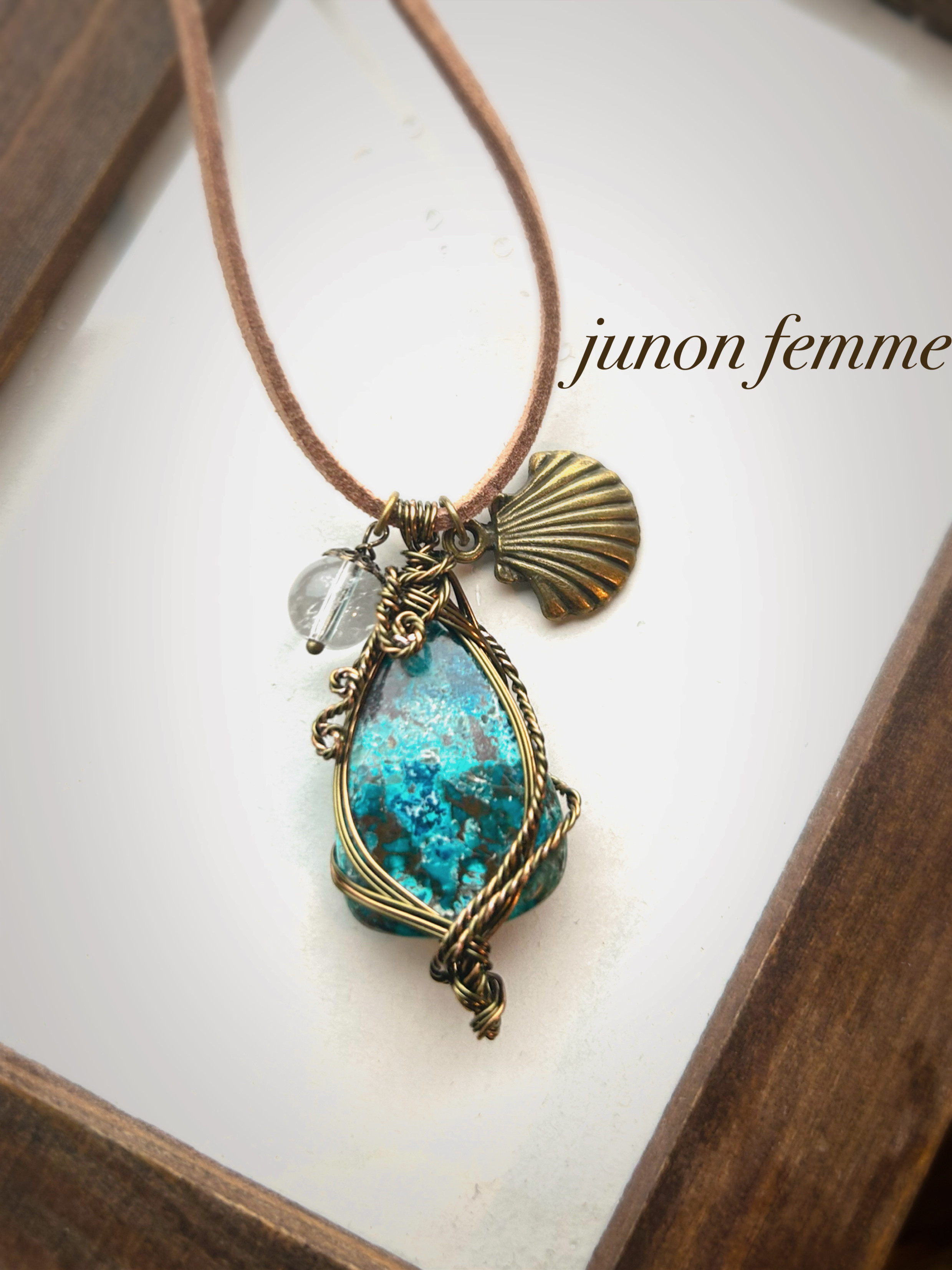 シャッタカイトネックレス