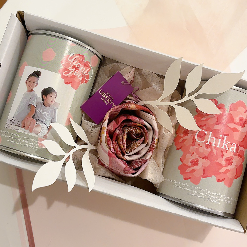 母の日 プレゼント♡ 写真、名入れができる！ 5年間ふわふわでおいしい缶入りパン リバティ柄ハンカチ 防災備蓄品 保存食