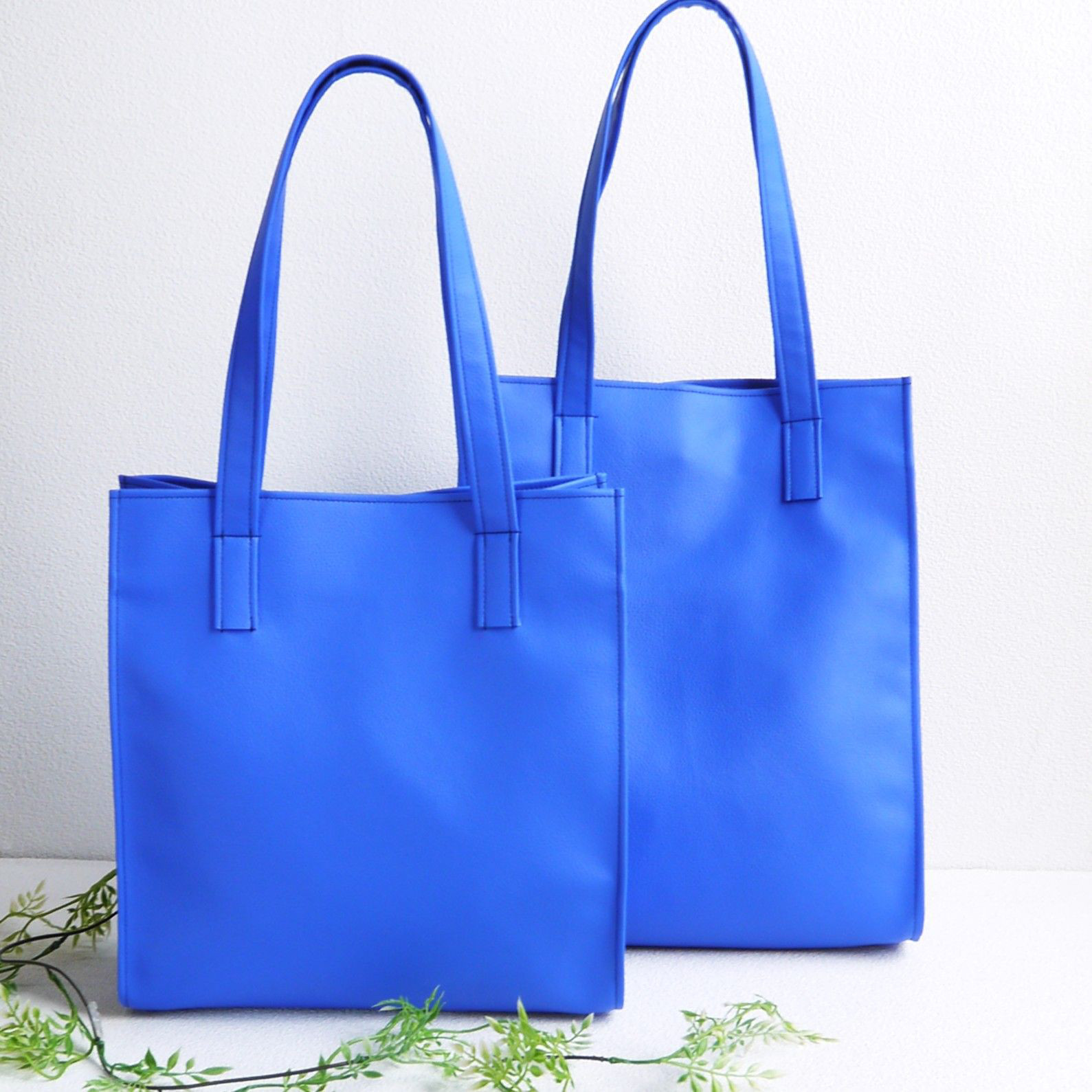 冬のアクセントカラーにもOK!　金具のない超シンプルなシーズンレス 突然の雨でもOK PVCレザーのA4トートブルー