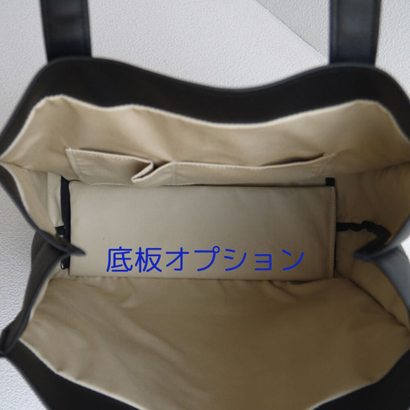 旅先の色2025【Lサイズ追加】　金具のない超シンプルなシーズンレス 突然の雨でもOK PVCレザーのA4トートブルー 11枚目の画像