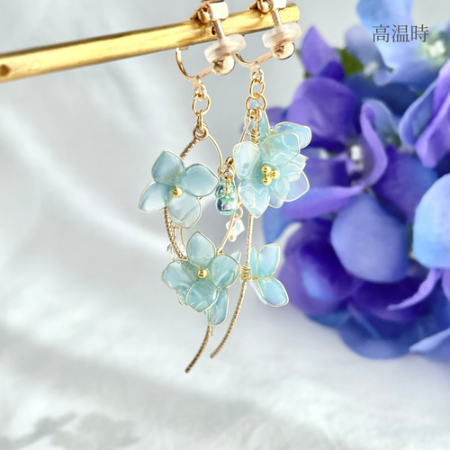 本物紫陽花❤️スワロ使用♪アシンメトリーな紫陽花たっぷりなイヤリング＆イヤーカフス 温度で色が変わる雨滴る紫陽花イヤリング/ピアス ٭❀* 揺れる 透明感