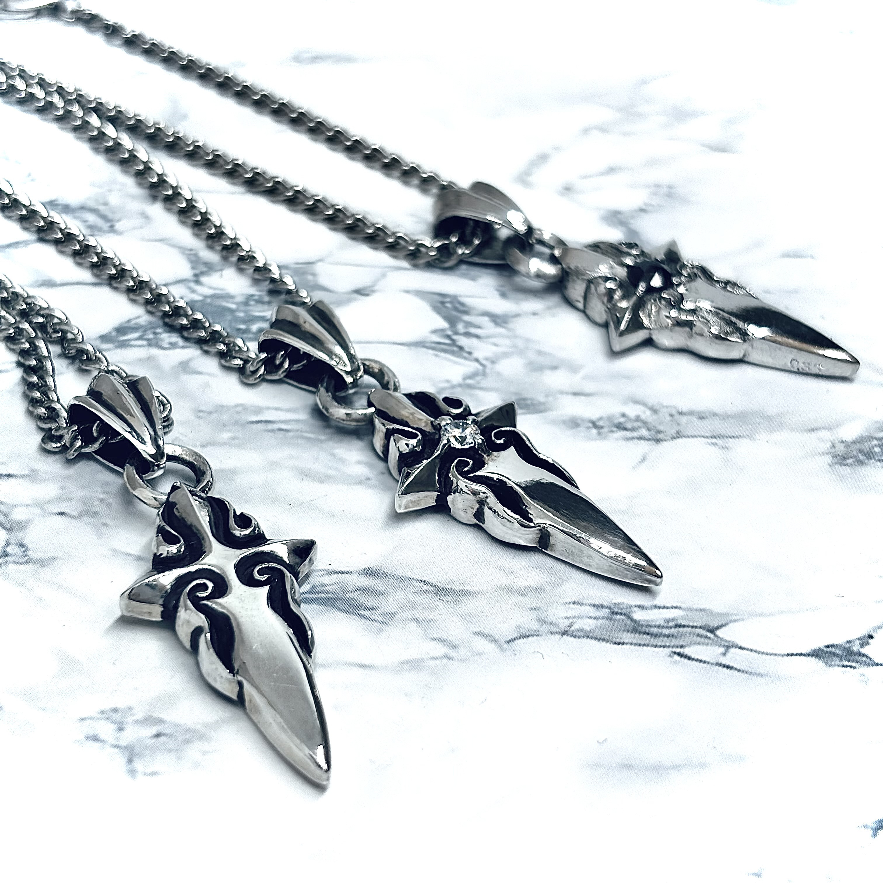 《dagger cross》フレアクロスペンダント｜silver925・鏡面＋燻し・短剣・構造美・ユニセックス