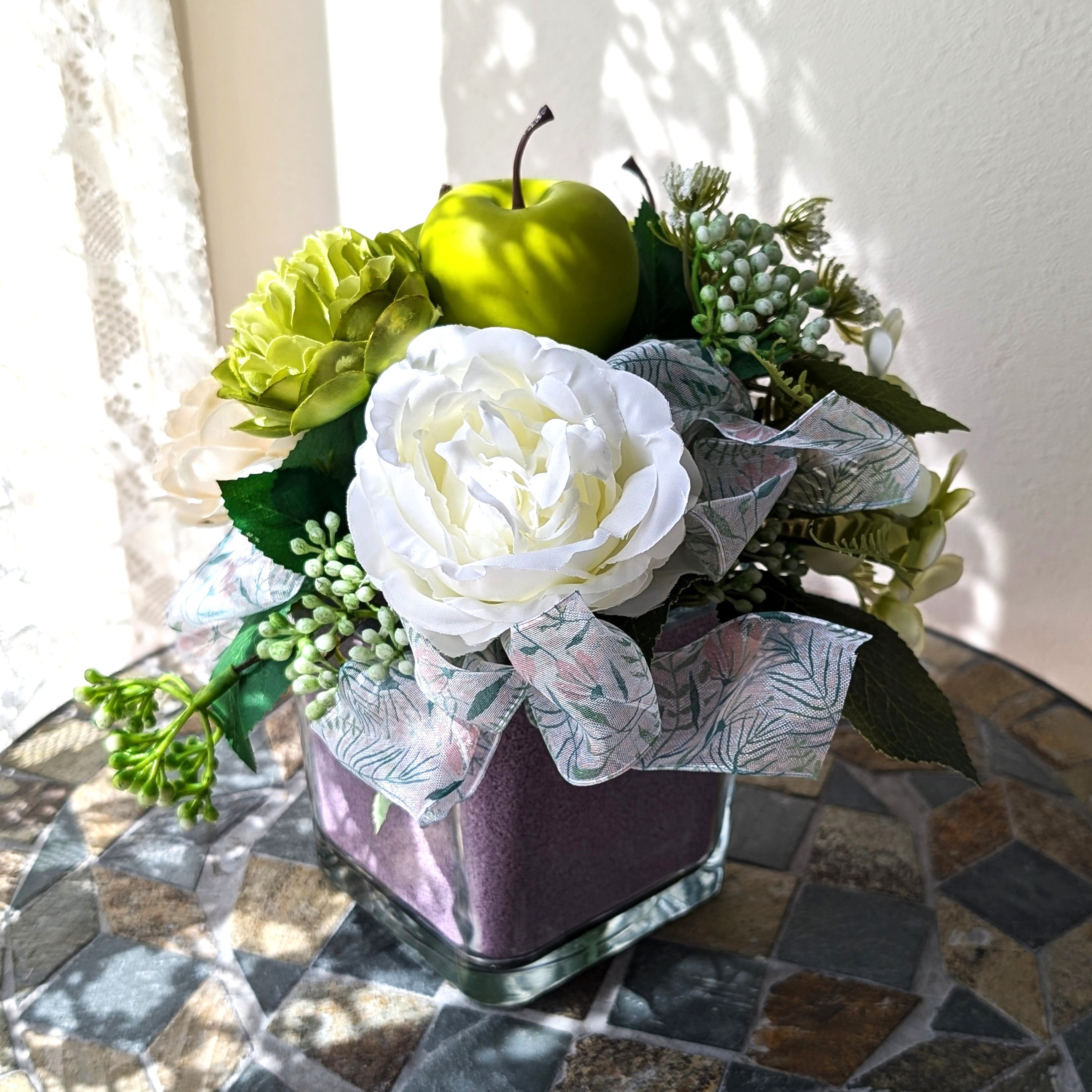ラベンダー色のサンドとグリーンアップルの誘惑　エレガントなローズとドイツリボンのヨーロピアンテイストなアレンジメント