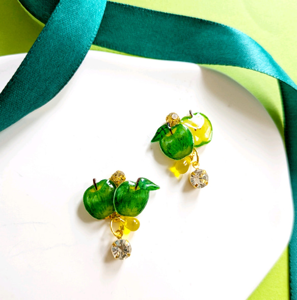 みずみずしい　青リンゴ　雫　ピアス　（イヤリング） 1枚目の画像