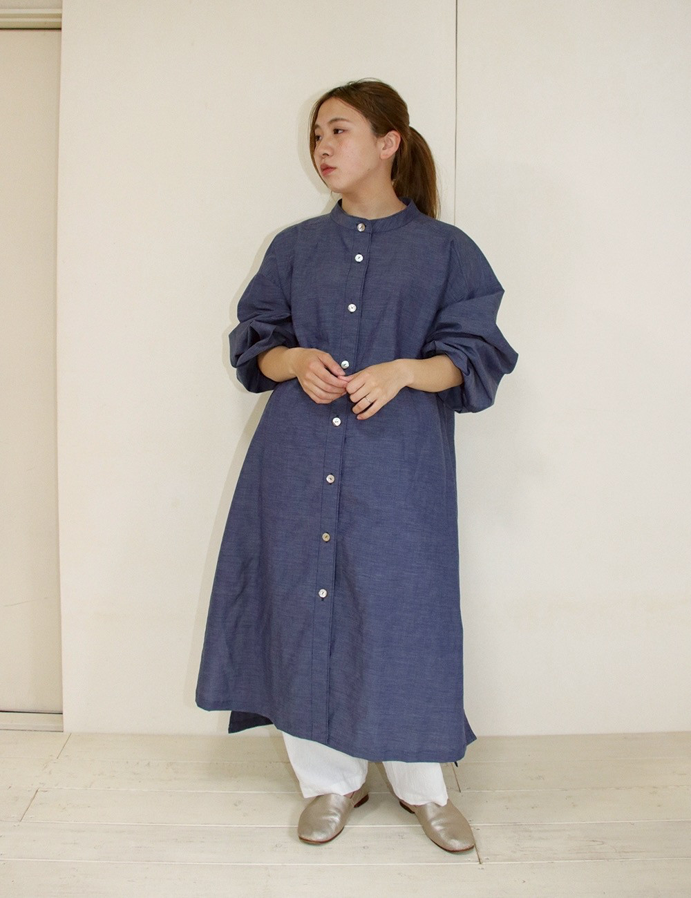 コットンリネンのバンドカラー、シャツワンピース（ブルー）