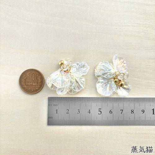 フラワータッセル 花びらチャーム クリアオーロラ2個【a5252ピアス