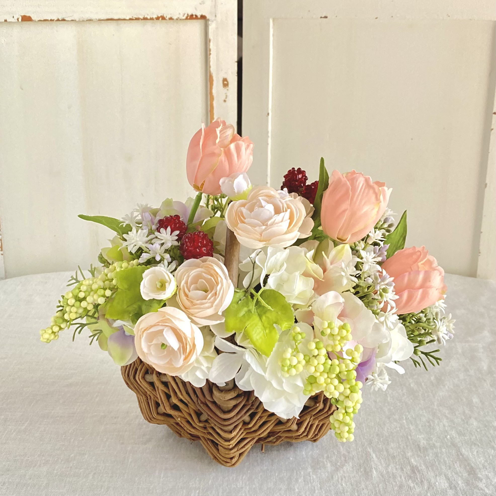 チューリップのバスケットアレンジ * ＊ 母の日ギフトに＊*〜アーティフィシャルフラワー　敬老の日ギフトにも