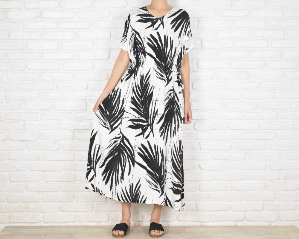 夏の大人のリラックススタイルに。モノトーンの涼しげなヤシの葉柄ワンピース　ホワイト