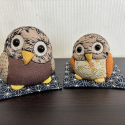 2匹セット　ふくろう　ハンドメイド　置物　人形　ちりめん　ひも付き　リメイク 2匹セットふくろうハンドメイド置物人形ちりめんひも付きリメイク