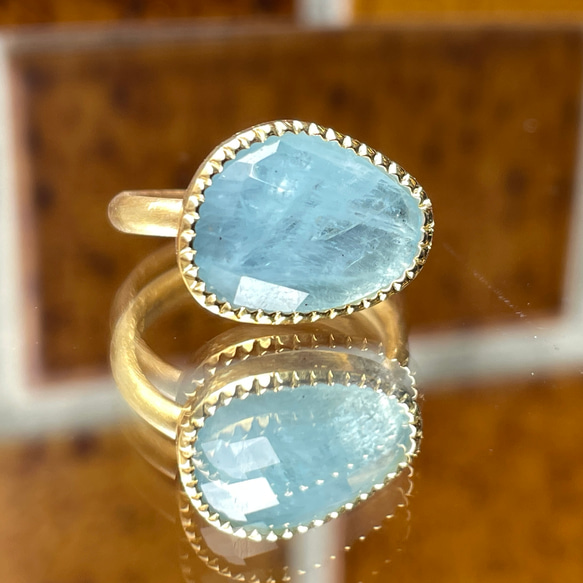 専用ですので、押さないでください。アクアマリンの素敵な指輪です。 アクアマリン ラフチェッカーカット 丸っぽい変形三角 ミル