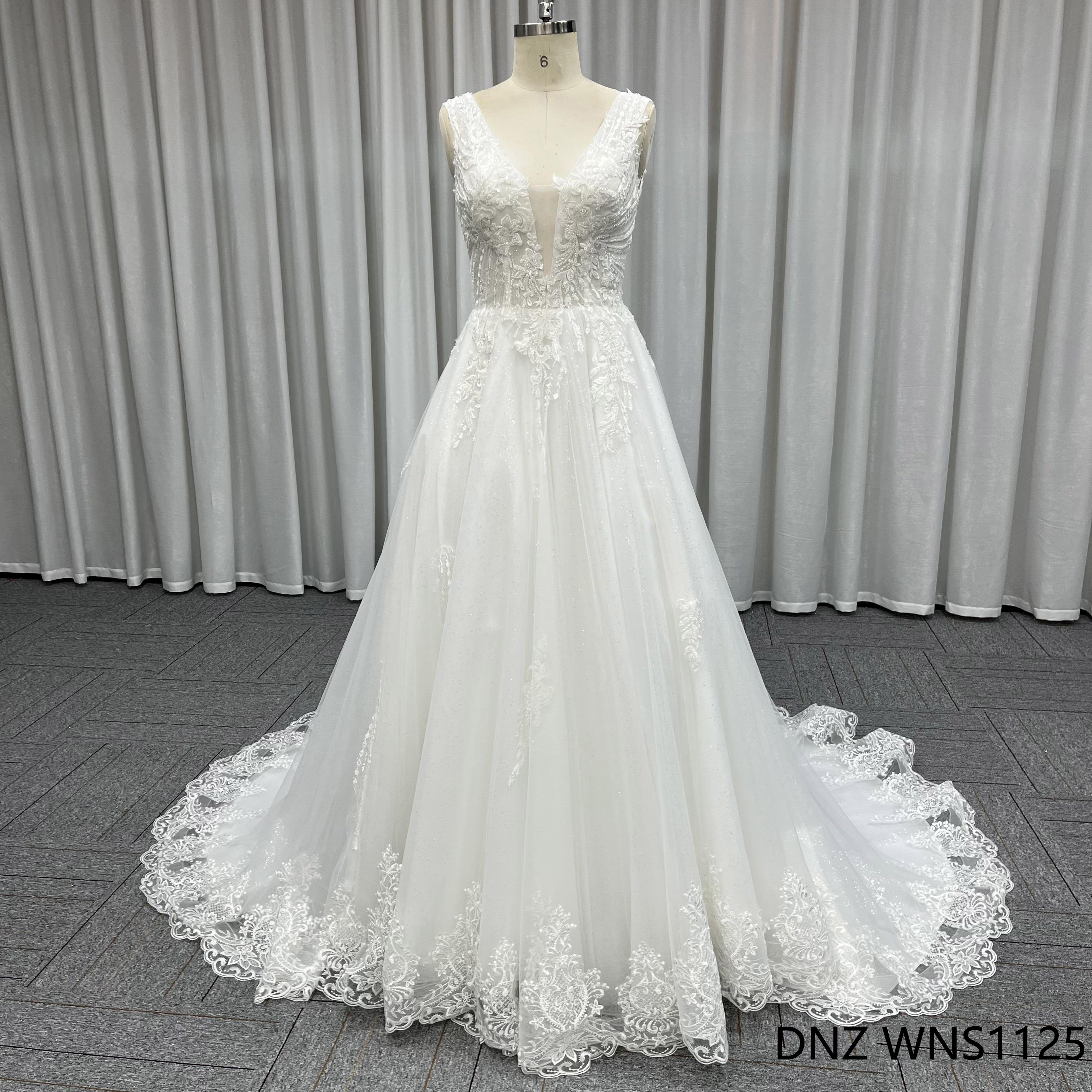 最新品位　編みあげ　クイーンアンネック　プリンセスライン　レーススカート　エレガント　痩せて見える　白　チュール　結婚式