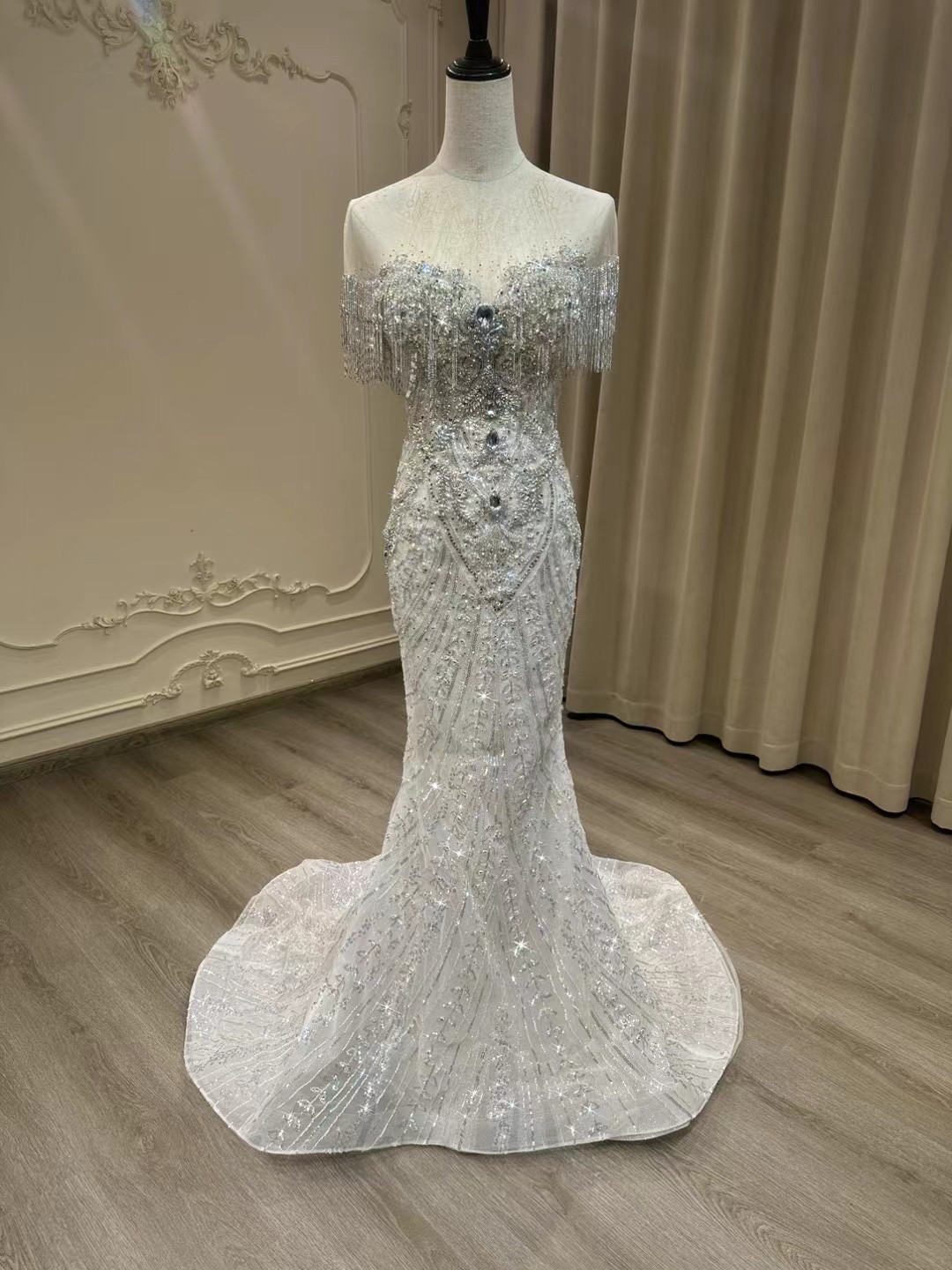 王道派！全体的にビジュー　高級感　マーメイドドレス　高品質保証　優雅　Ｖネック二の腕カバー　袖あり　オフショルダーお買い