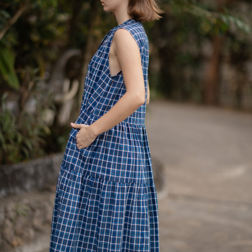 バンドカラースリットネックティアードワンピース（ブルーチェック柄
