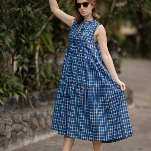 バンドカラースリットネックティアードワンピース（ブルーチェック柄