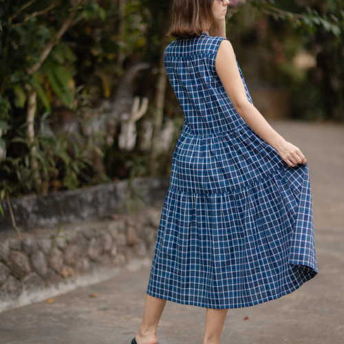 バンドカラースリットネックティアードワンピース（ブルーチェック柄