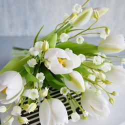 リアル造花チューリップとスズランのブーケアレンジ【花瓶別売り】 12枚目の画像