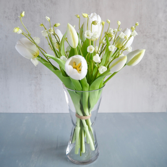 リアル造花チューリップとスズランのブーケアレンジ【花瓶別売り】 1枚目の画像