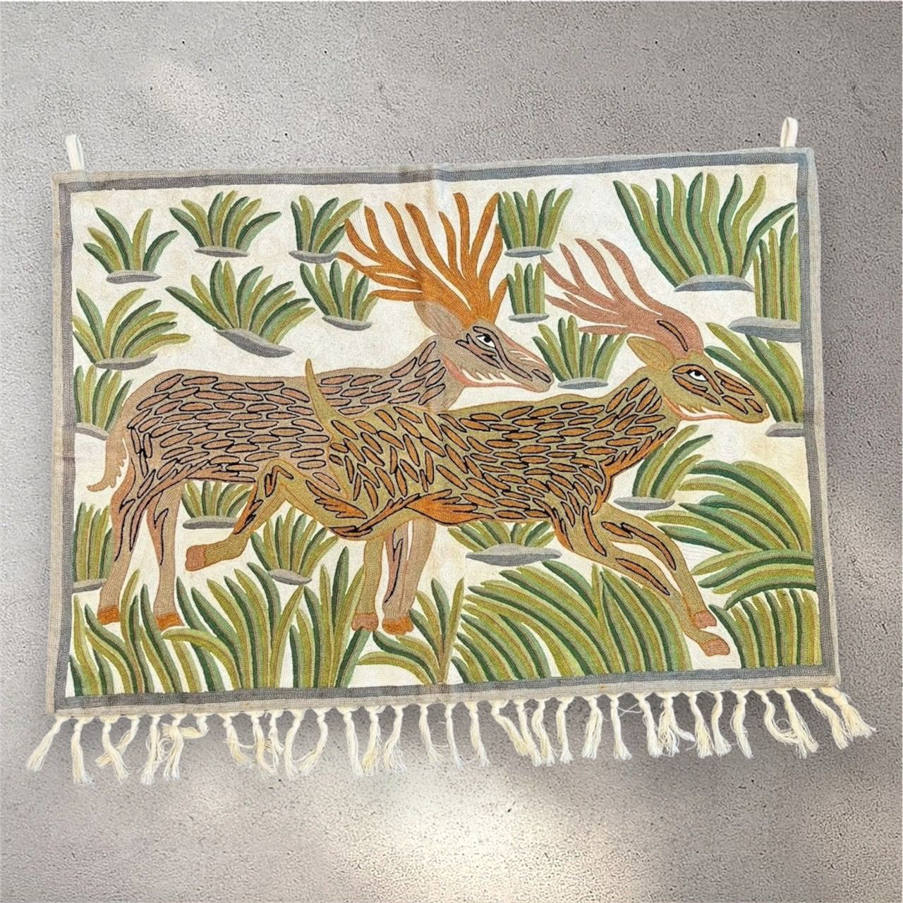タペストリー 壁掛け シルク刺繍 手刺繍 鹿 草 ハンドメイド ラグ ラグマット 絨毯 一点もの アニマルモチーフ