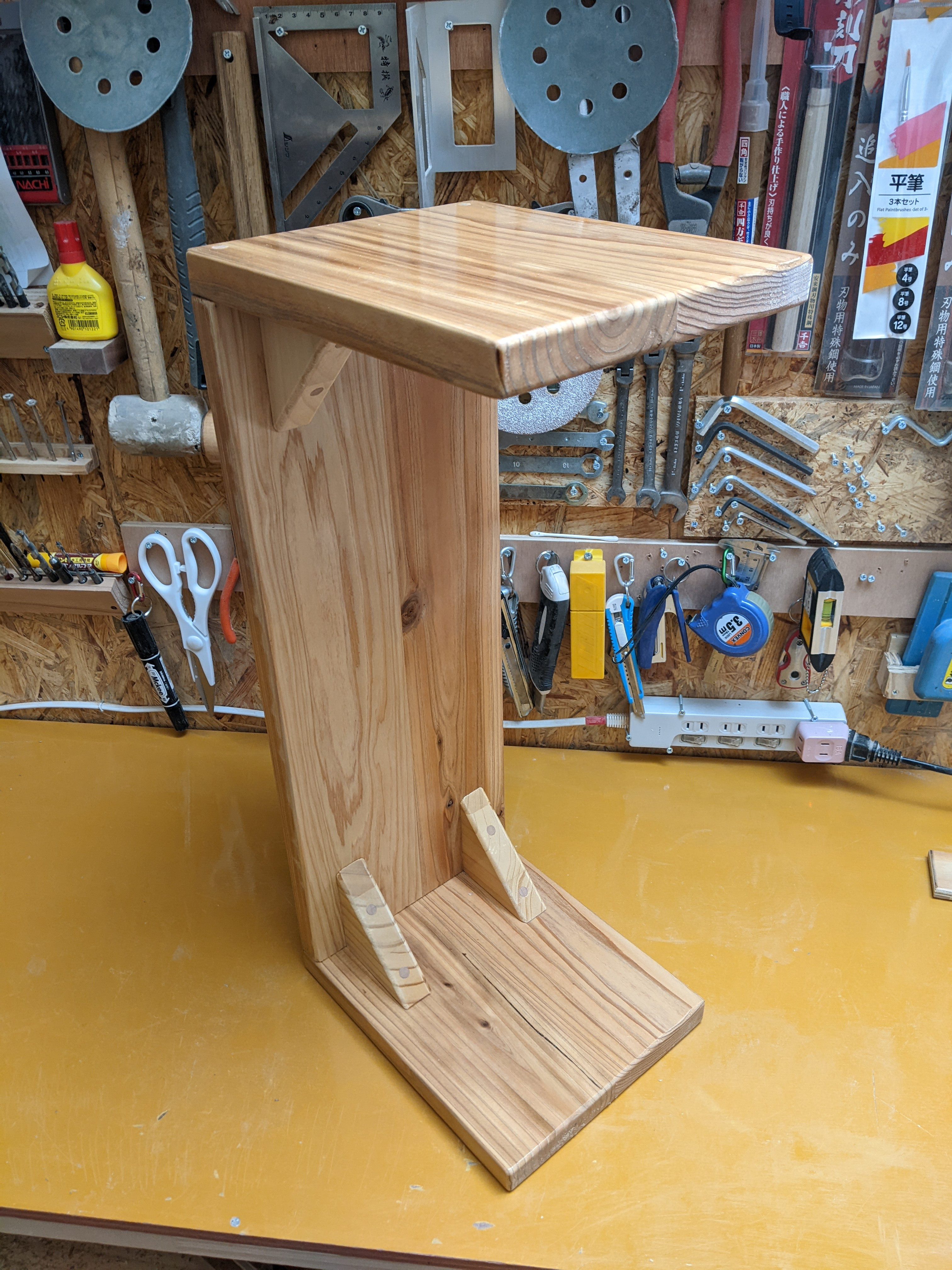 杉板のサイドテーブル　リビング　インテリア　ソファ　読書