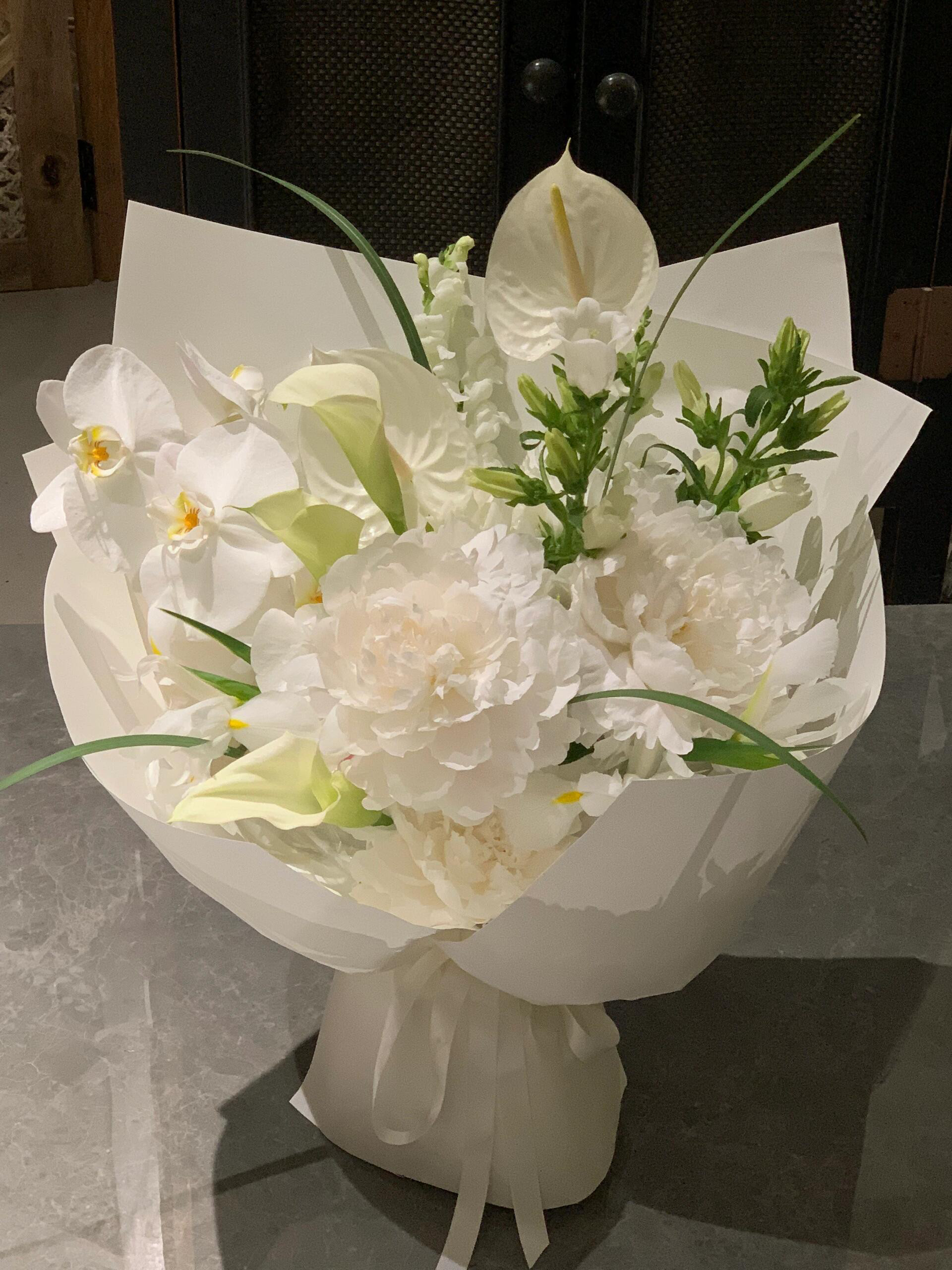 母の日に贈る特別なプレゼント：限定ホワイト系花束で大好きなママに感謝を