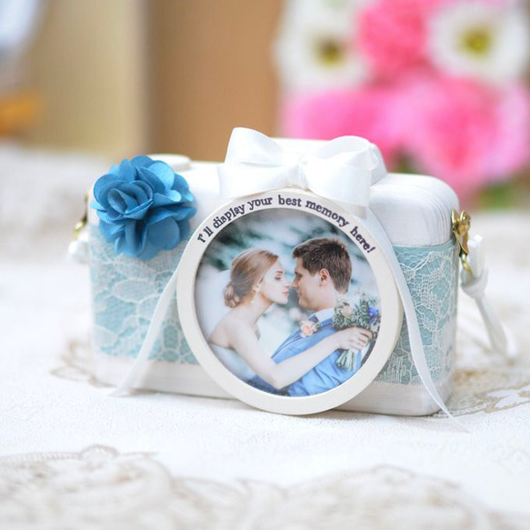 結婚祝いのプレゼントに｜名入れ対応のカメラ型フォトフレーム｜ハンドメイド・写真セット可能 2枚目の画像