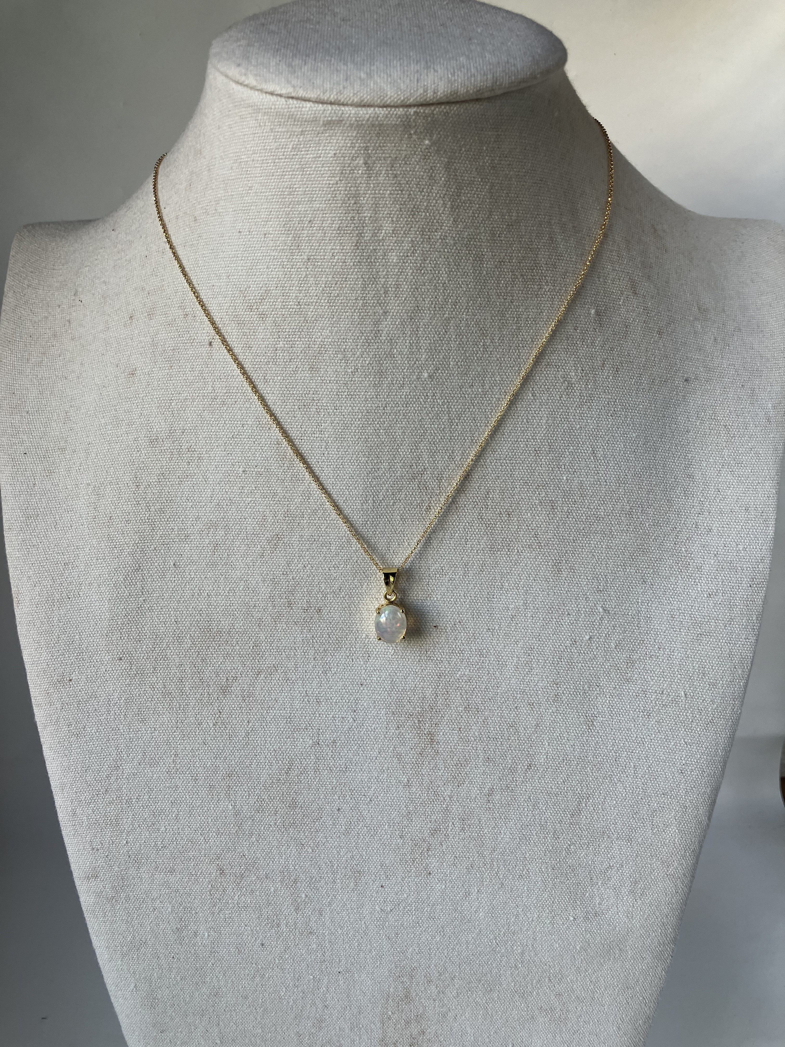 オパールのネックレス