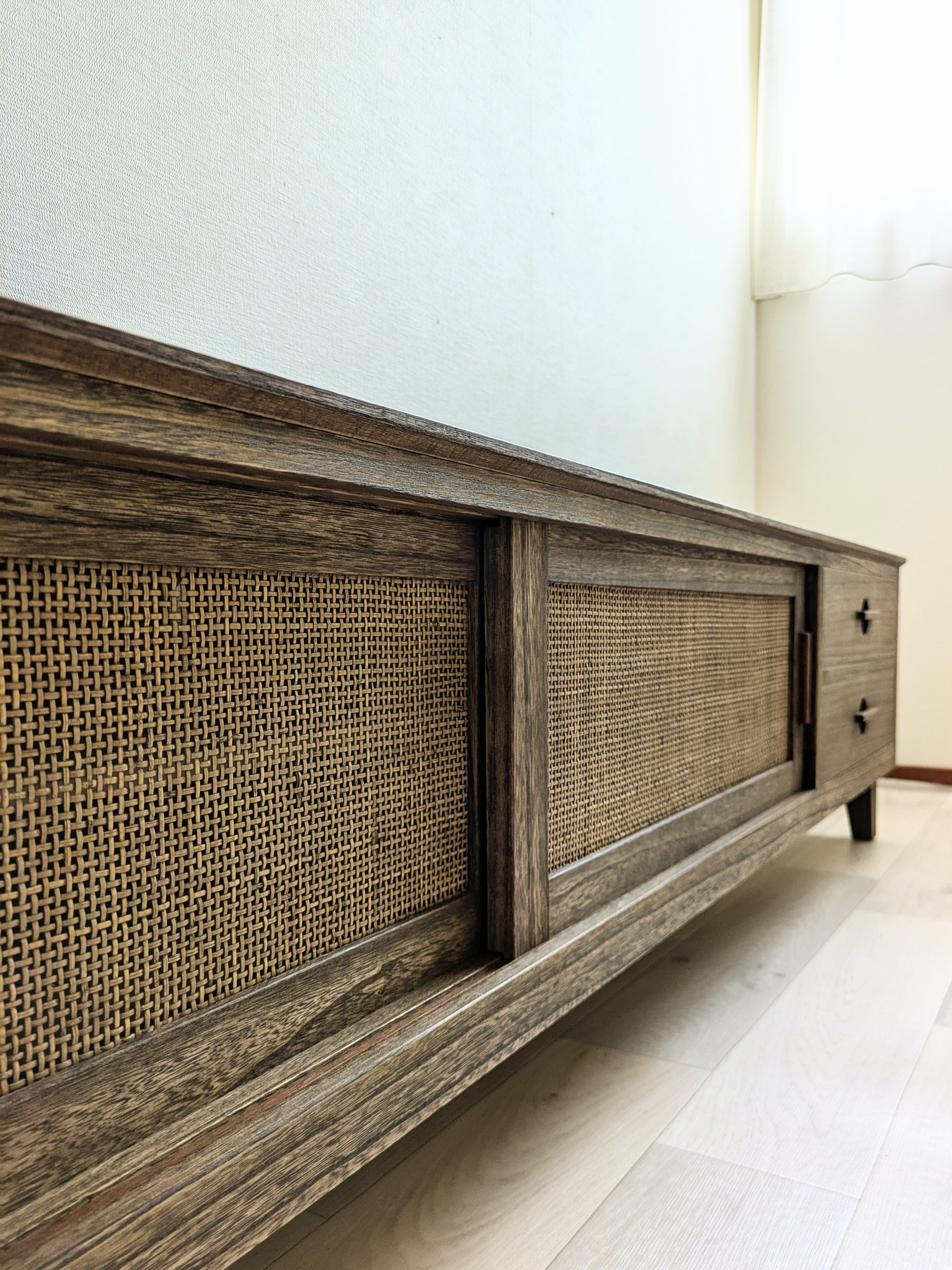 桐とラタンのローボード　ウォールナット色　テレビボード　TVボード　木製　テレビ台　飾り台　メインボード　茶色　ラタン