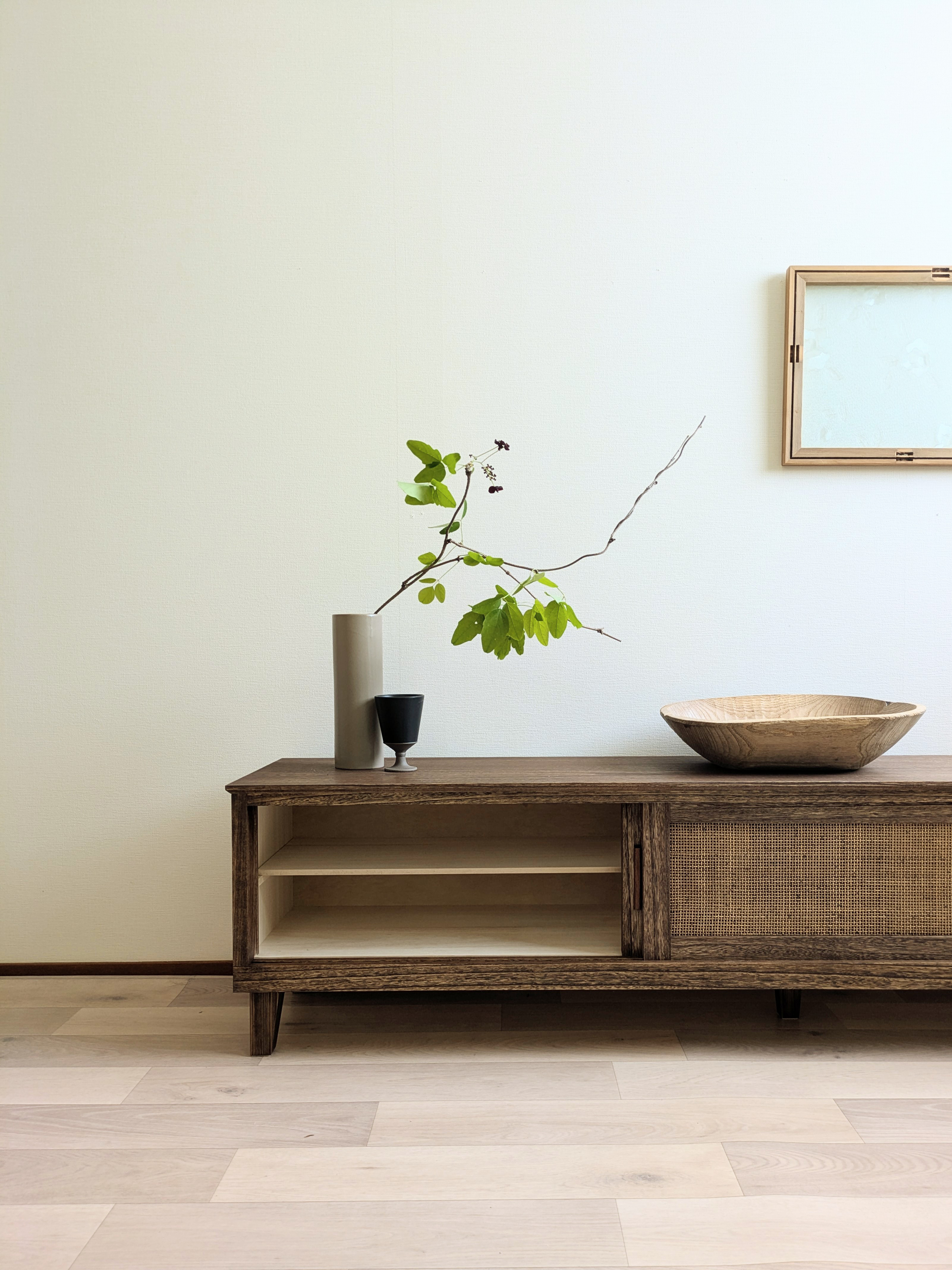 桐とラタンのローボード　ウォールナット色　テレビボード　TVボード　木製　テレビ台　飾り台　メインボード　茶色　ラタン