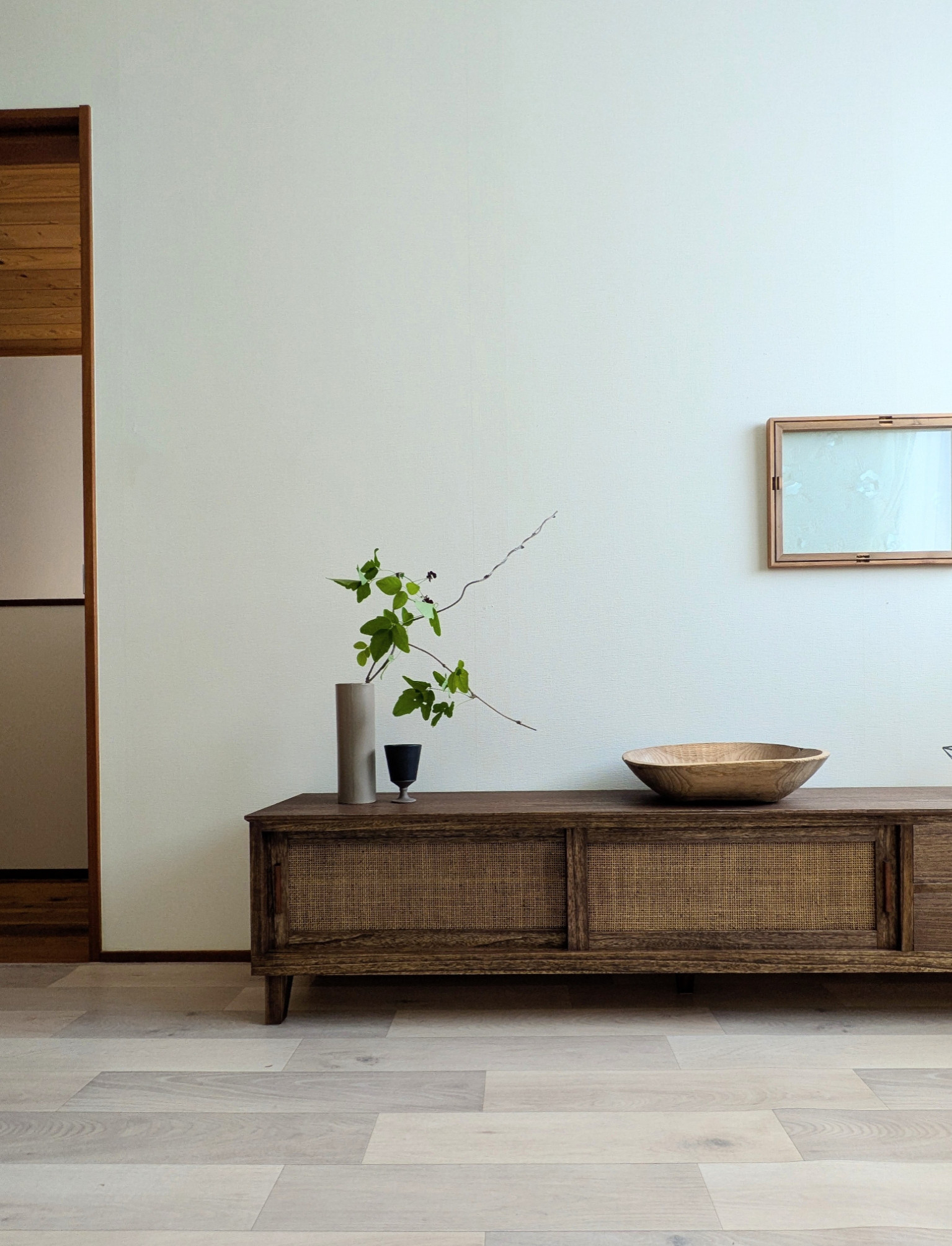 桐とラタンのローボード　ウォールナット色　テレビボード　TVボード　木製　テレビ台　飾り台　メインボード　茶色　ラタン