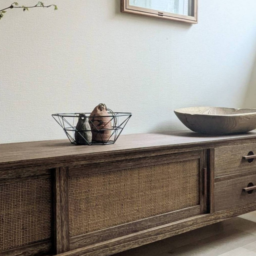 桐とラタンのローボード　ウォールナット色　テレビボード　TVボード　木製　テレビ台　飾り台　メインボード　茶色　ラタン