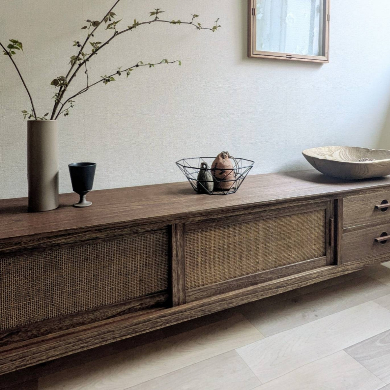 桐とラタンのローボード　ウォールナット色　テレビボード　TVボード　木製　テレビ台　飾り台　メインボード　茶色　ラタン