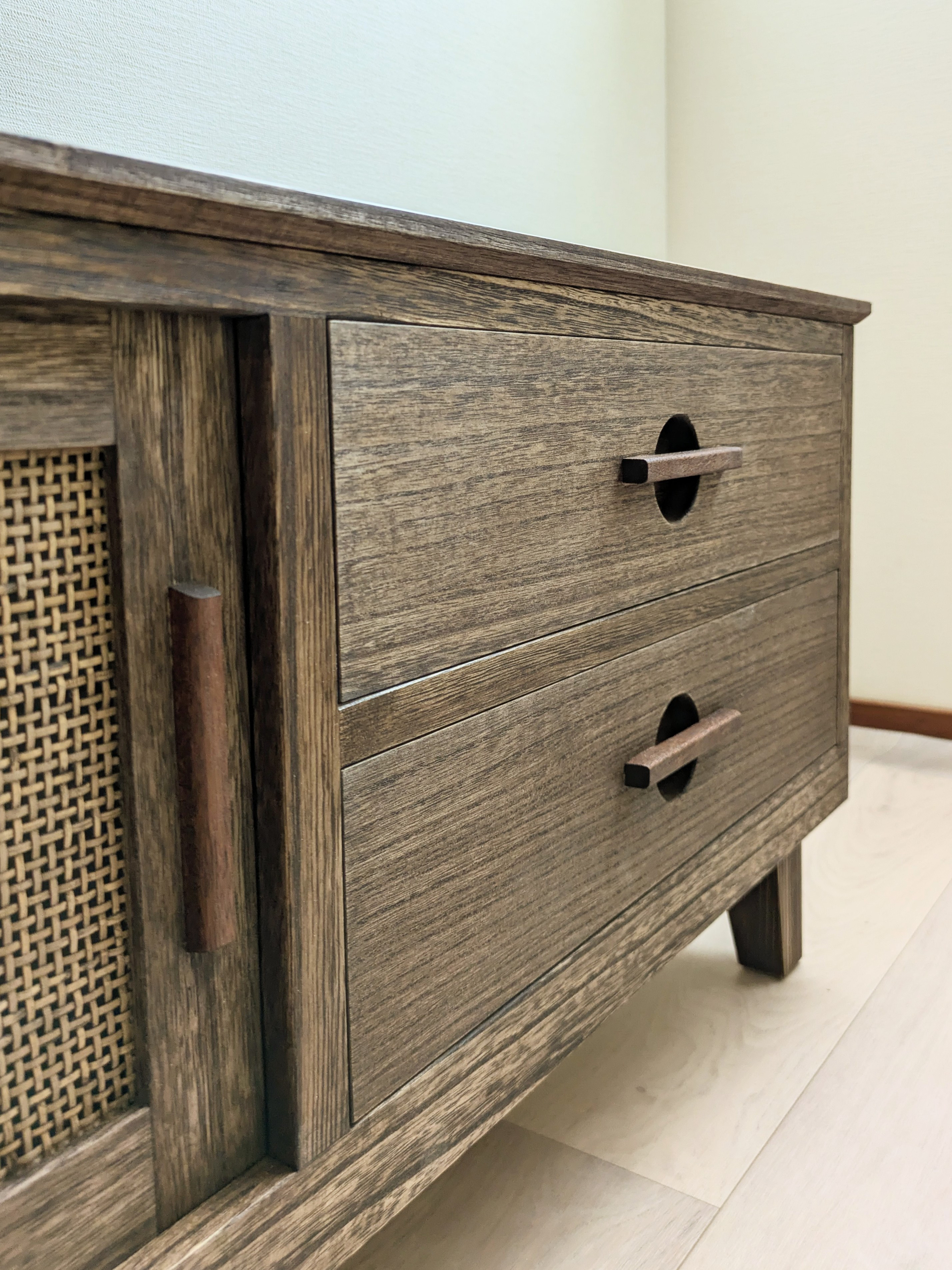 桐とラタンのローボード　ウォールナット色　テレビボード　TVボード　木製　テレビ台　飾り台　メインボード　茶色　ラタン