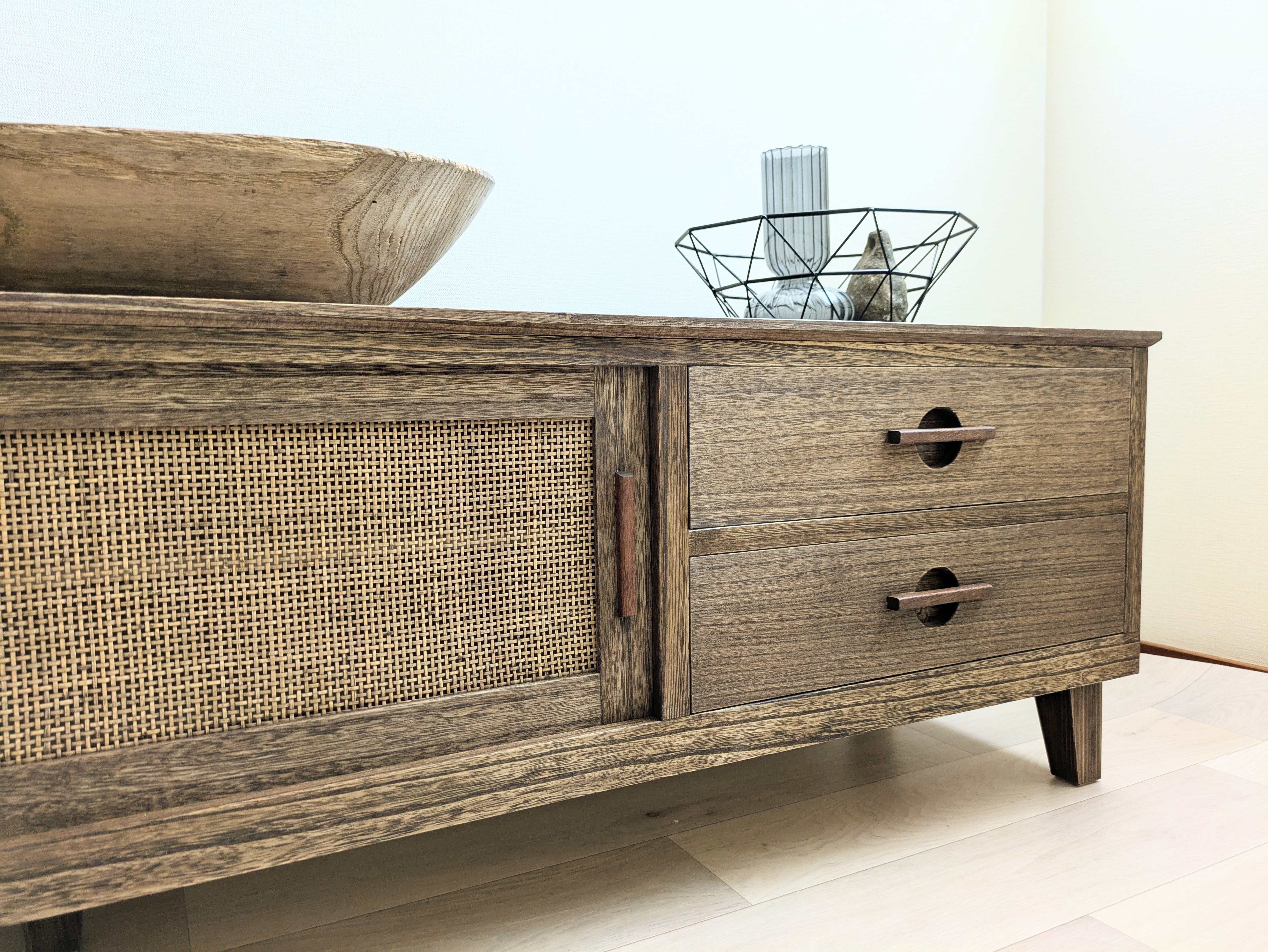 桐とラタンのローボード　ウォールナット色　テレビボード　TVボード　木製　テレビ台　飾り台　メインボード　茶色　ラタン