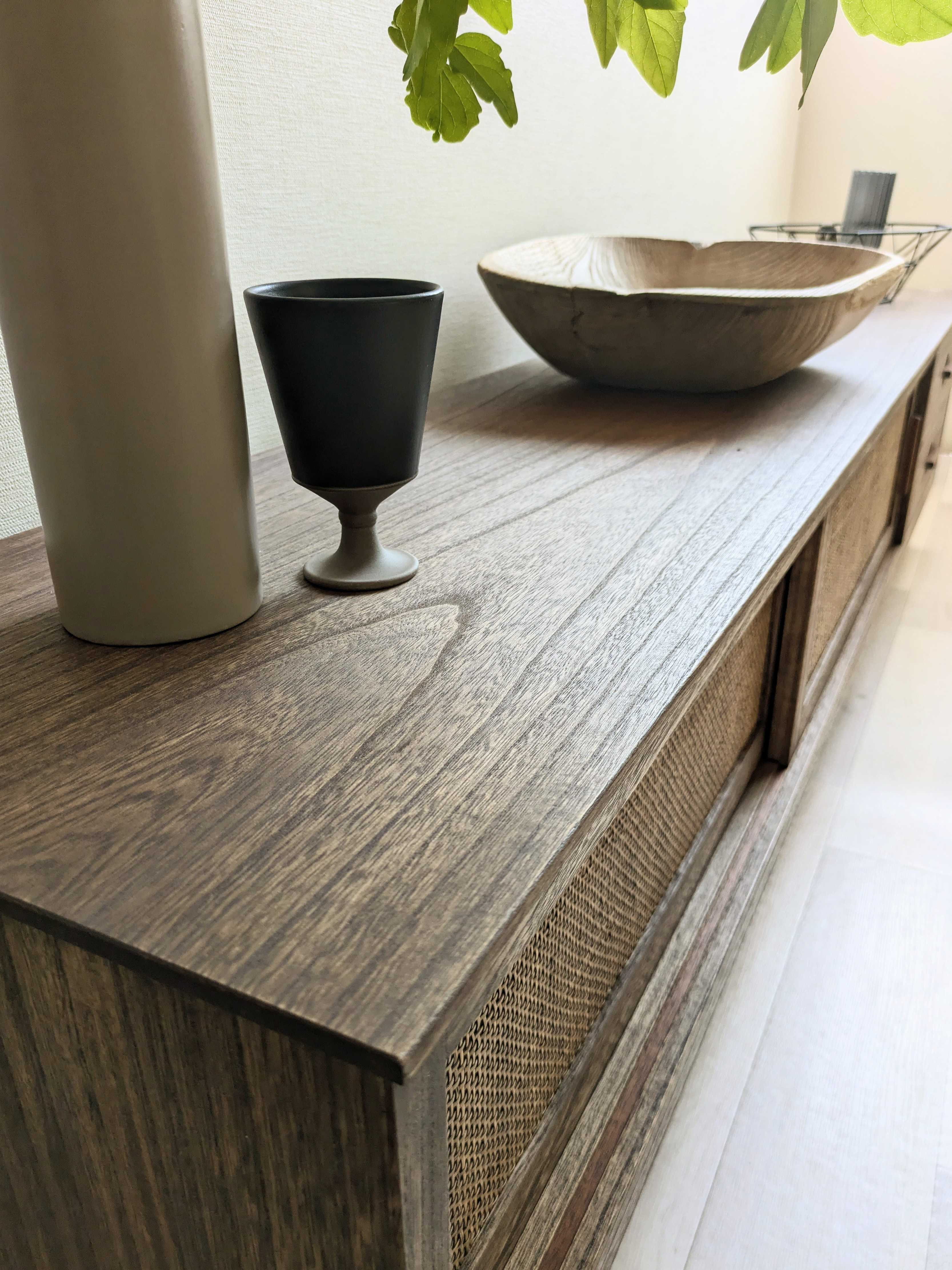 桐とラタンのローボード　ウォールナット色　テレビボード　TVボード　木製　テレビ台　飾り台　メインボード　茶色　ラタン