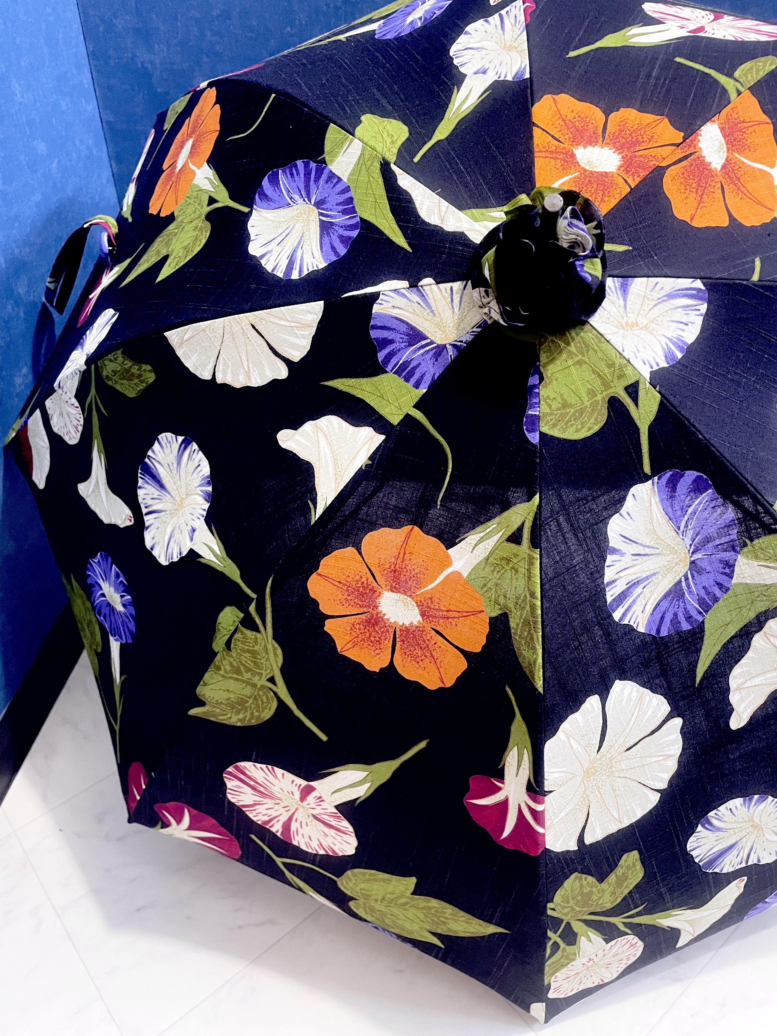 浴衣から生まれた日傘　何なるや 白くすずしくひらき来て 朝顔の花といま匂ふもの