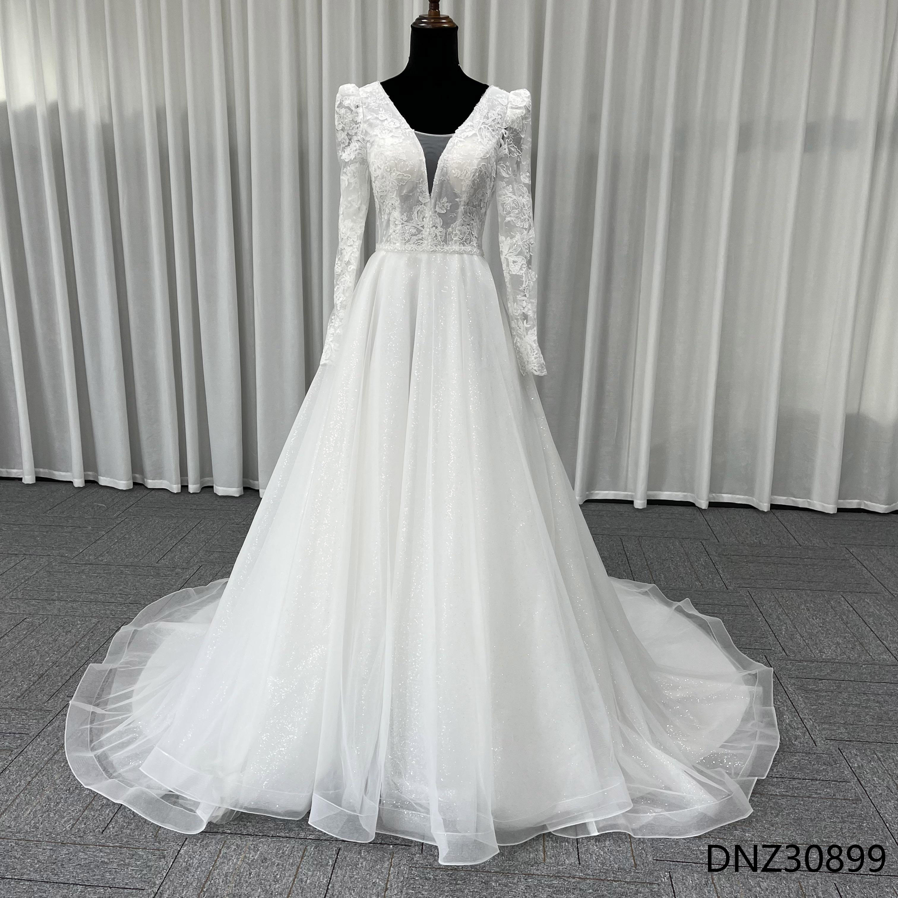 上質なウェディングドレス　優雅　長袖　チュール　刺繍つき　咲き誇るレース　トレーン　編みあげ　vネック　女王派ブライダル