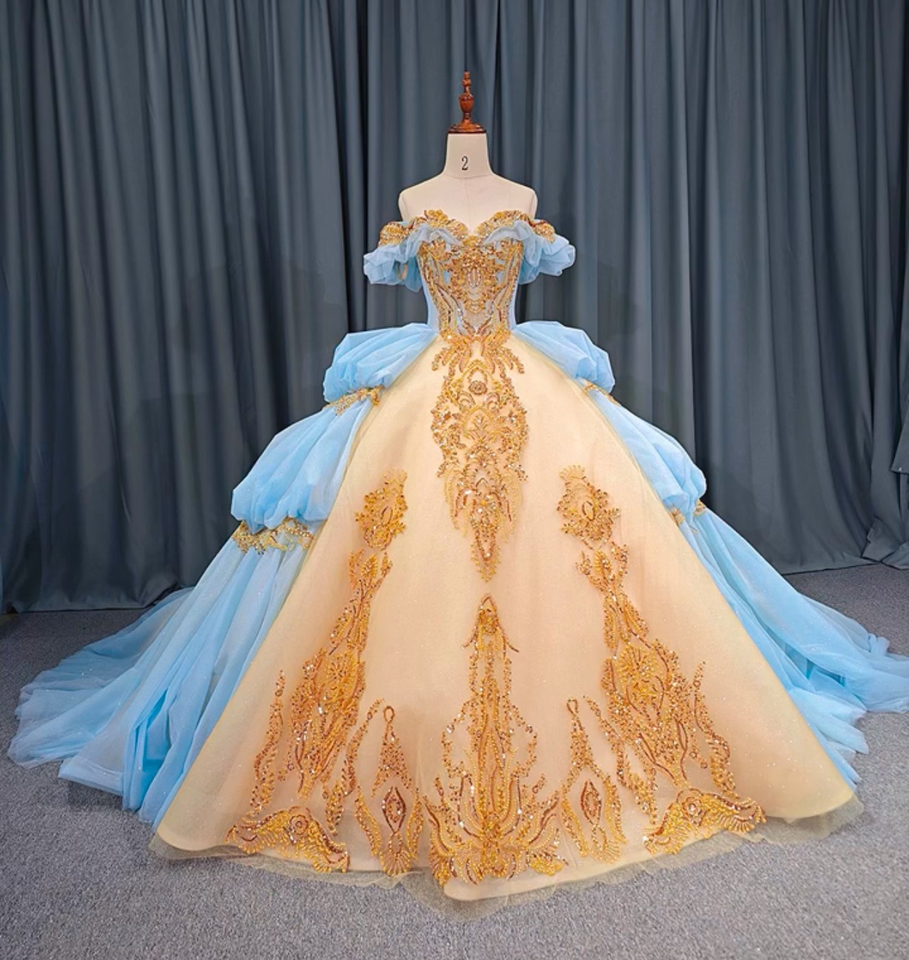 王道派　青いゴールド　レーススカート　華やかなカラードレス　チュール　オフショルダー　二の腕を隠せる　編み上げステージ