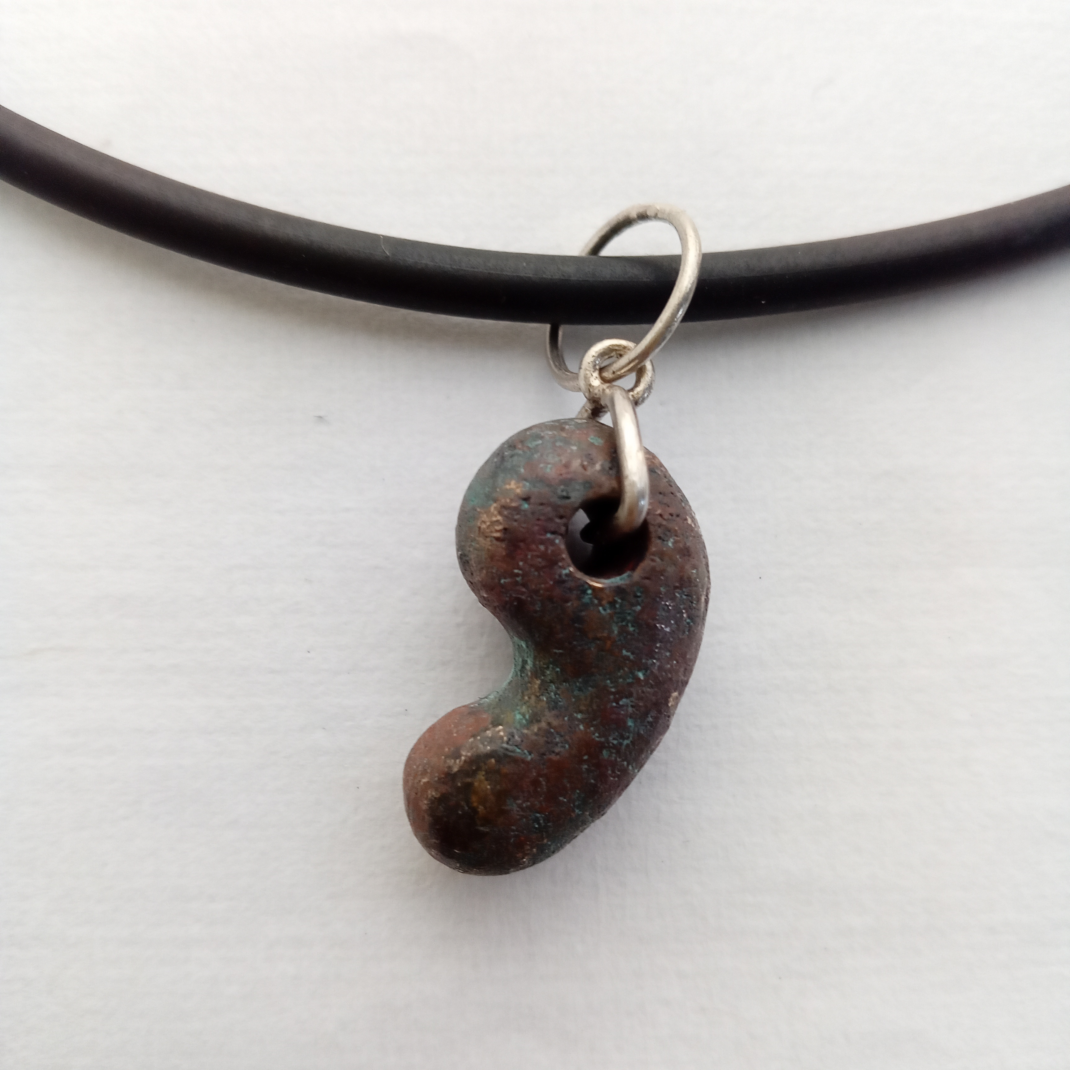 ラバーチョーカー・ペンダントネックレス「bronze青銅 solidの勾玉」