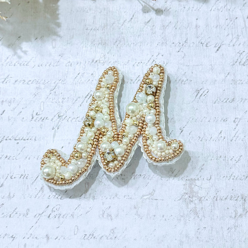 ビーズ刺繍のイニシャルブローチ・M ブローチ Little Plum 通販