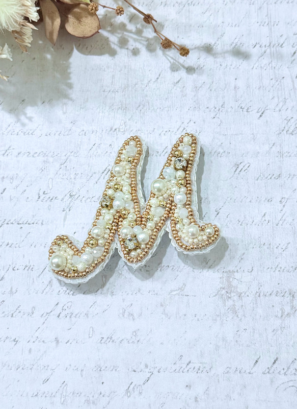 ビーズ刺繍のイニシャルブローチ・M ブローチ Little Plum 通販