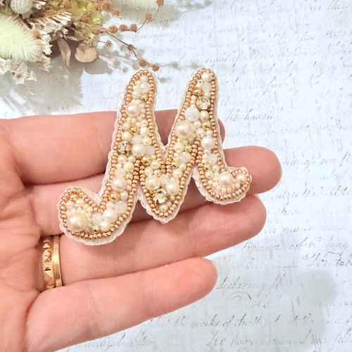☆さくら☆ビーズ刺繍2wayブローチ・リボン・イニシャルA ビーズ刺繍のイニシャルブローチ・M ブローチ Little Plum 通販