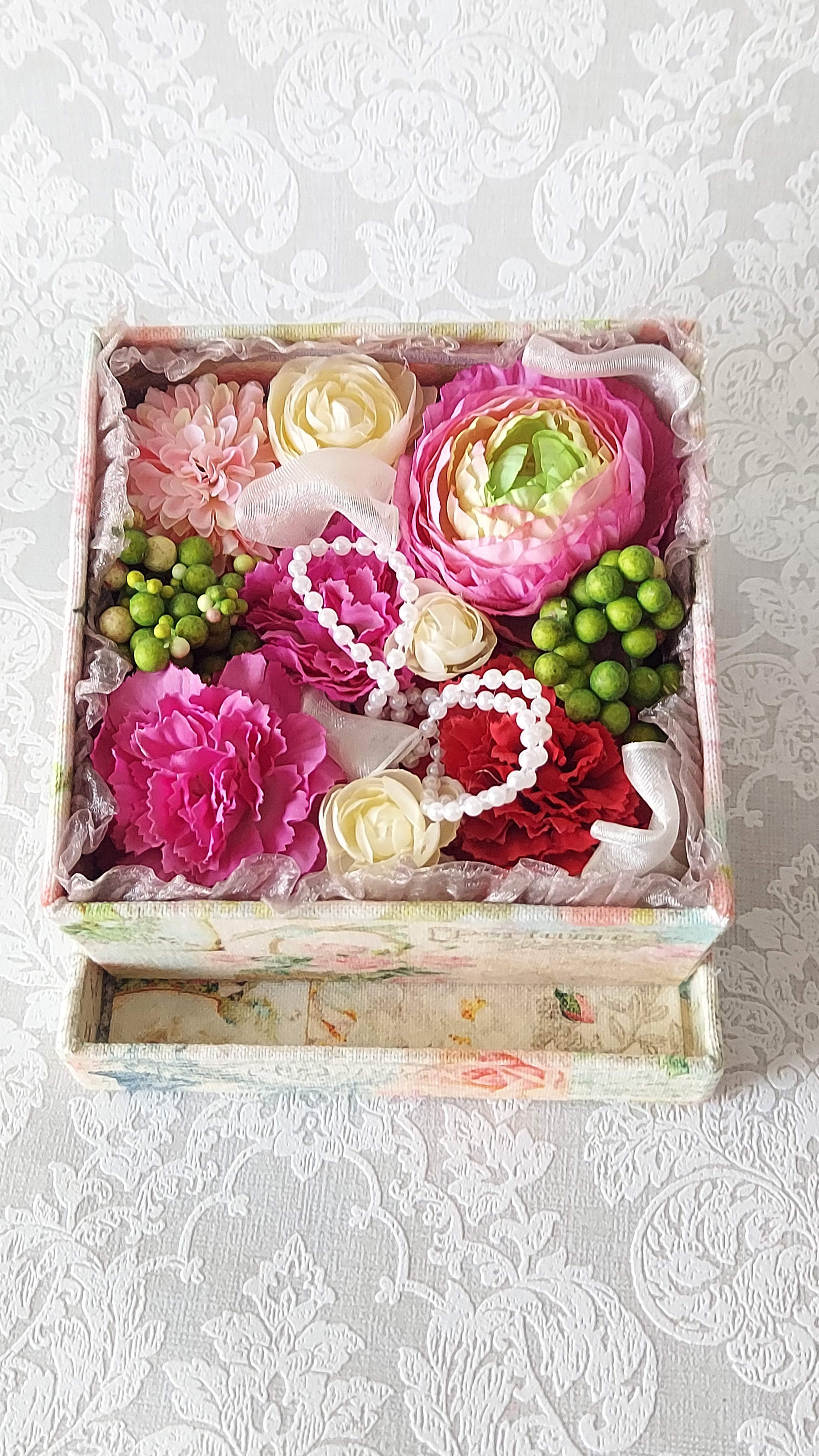 【母の日ギフト】フラワーボックス(カルトナージュ)　カーネーション・ラナンキュラス