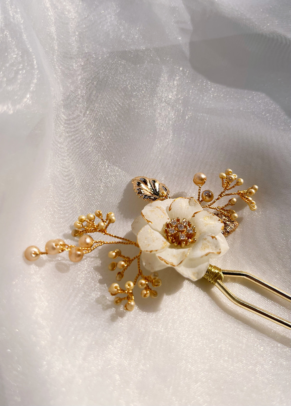 《白色山茶花》髮簪。樹脂花。婚禮頭飾/新娘頭飾。十一月誕生花。 第2張的照片