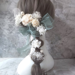 送料無料 セージグリーン色のリボンとお花の髪飾り 成人式 卒業式 結婚