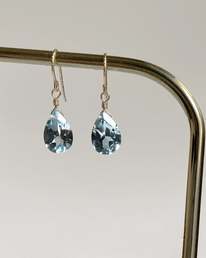 青く澄み渡る空を映した、14kgfスカイブルートパーズの大粒ジュエリーピアス シンプル/ブルー/雫/宝石/夏/天然石